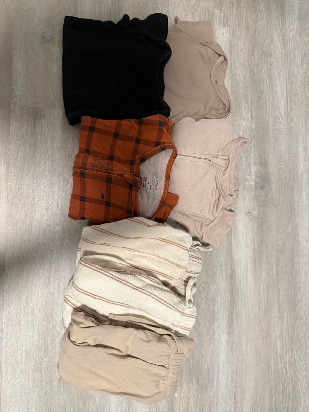 Neutral 7 piece baby bundle! Sizes from 0-3 6-9m 12m & 18m